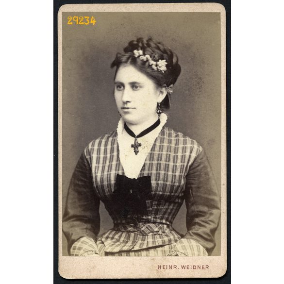 Weidner műterem, Szliacs (Szilács), Felvidék, elegáns nő portréja, 1870-es évek, Eredeti CDV, vizitkártya fotó.  