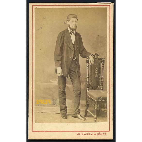 Weinwurm & Söhne műterem, Budapest, elegáns szakállas férfi csokornyakkendővel , óralánccal, 1870-es évek, Eredeti CDV, vizitkártya fotó. 