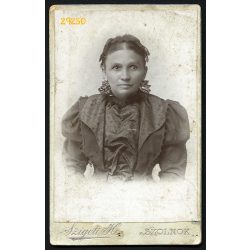   Szigeti műterem, Szolnok, elegáns nő különös ruhában, 1898, 1890-es évek, Eredeti CDV, vizitkártya fotó.  