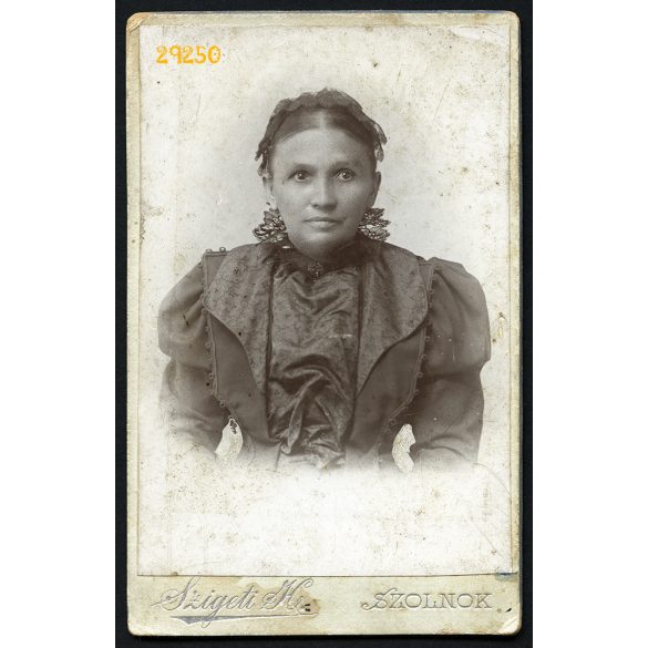 Szigeti műterem, Szolnok, elegáns nő különös ruhában, 1898, 1890-es évek, Eredeti CDV, vizitkártya fotó.  