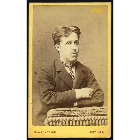 Szerdahelyi műterem, Buda (Ofen, az 'Allagut közelében'), elegáns férfi nyakkendőben, rajzolt bajusszal, 1860-as évek, Eredeti CDV, vizitkártya fotó.  