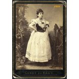 Gondy és Egey műterem, Debrecen, elegáns hölgy gyönyörű népviseletben, 1880-as évek, Eredeti kabinetfotó sarkai sérültek.  