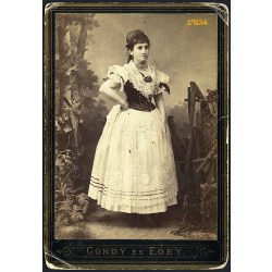   Gondy és Egey műterem, Debrecen, elegáns hölgy gyönyörű népviseletben, 1880-as évek, Eredeti kabinetfotó sarkai sérültek.  