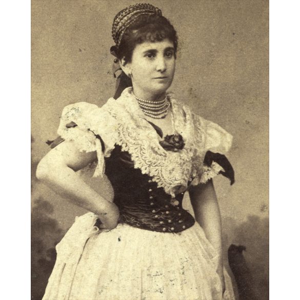 Gondy és Egey műterem, Debrecen, elegáns hölgy gyönyörű népviseletben, 1880-as évek, Eredeti kabinetfotó sarkai sérültek.  