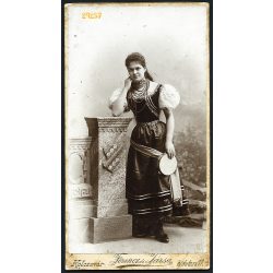   Ferencz műterem, Kolozsvár, Erdély, elegáns hölgy gyönyörű népviseletben, hangszer, 1880-as évek, Eredeti nagyméretű (!) kabinetfotó. 