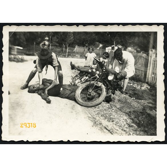 'Életmentési gyakorlat az 1932-i balatonfűzfői nagytáborban', cserkész, egyenruha, motorkerékpár, jármű, közlekedés, baleset, különös, 1930-as évek, Eredeti fotó, papírkép Dely János aláírásával.   