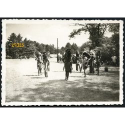   'Az amerikai "álindiánok" az indiántáncot prróbálják a Jamboreen', Cserkész Világdzsembori, Gödöllő, 1933, 1930-as évek. Eredeti fotó, papírkép.  