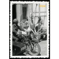   Magyar katona Zündapp oldalkocsis motorkerékpáron, háttérben 'mészárszék', jármű, közlekedés, különös, egyenruha, 1960-as évek, Eredeti fotó, papírkép.   