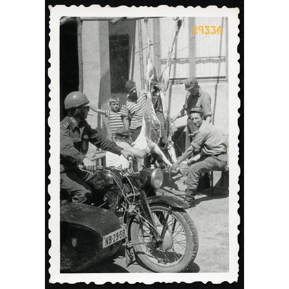 Magyar katona Zündapp oldalkocsis motorkerékpáron, háttérben 'mészárszék', jármű, közlekedés, különös, egyenruha, 1960-as évek, Eredeti fotó, papírkép.   