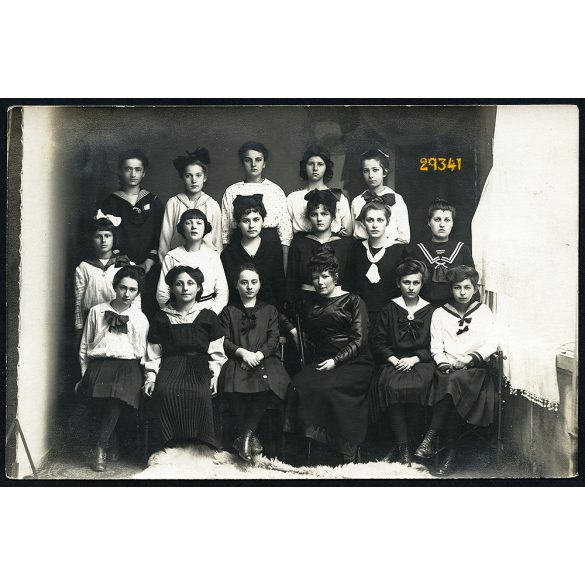 Matz és Társa műterem, Igló, (Lőcse), Felvidék, iskolás lányok matrózblúzban, tanárnő, 1919, 1910-es évek, Eredeti fotó, papírkép. 