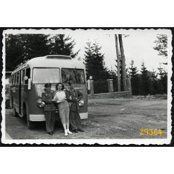   Kalauznő Ikarus autóbusszal, jármű, közlekedés. 1950-es évek, Eredeti fotó, papírkép.  