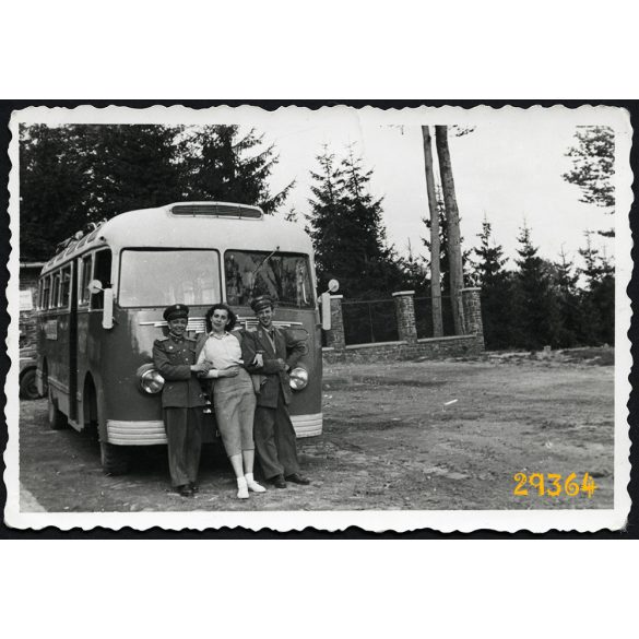 Kalauznő Ikarus autóbusszal, jármű, közlekedés. 1950-es évek, Eredeti fotó, papírkép.  