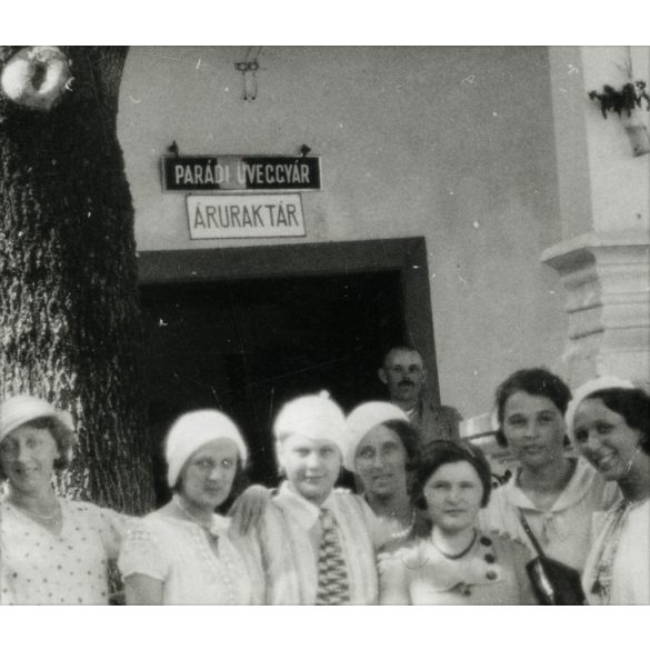 Csoportkép a Parádi Üveggyár áruraktáránál,  Parád, Mátra, 1930-as évek, Eredeti fotó, papírkép. 