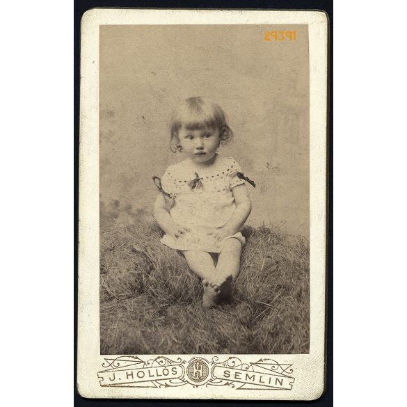 Hollós műterem, Zimony, Vajdaság, Lisztl Aranka a szénakazal tetején, kislány különös portréja, 1890-es évek, Eredeti CDV, vizitkártya fotó.  