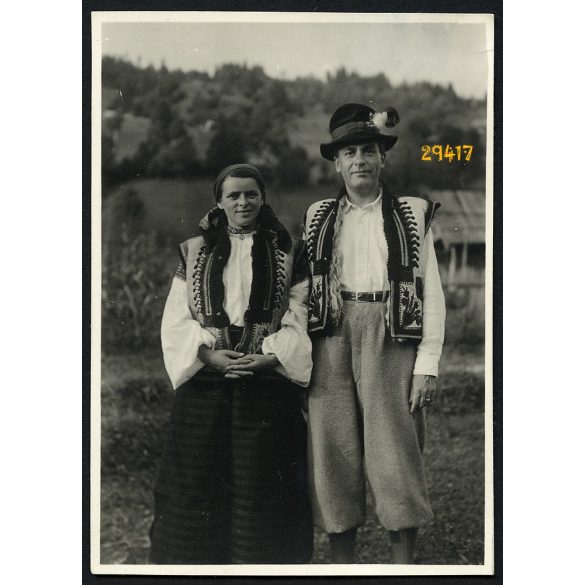 Tiszabogdány, Kárpátalja, fiatal pár helyi népviseletben, 1939, 1930-as évek, Eredeti fotó, papírkép.  