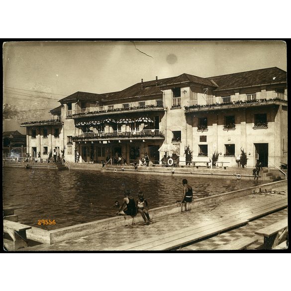Nagyobb méret, Miskolc strandfürdő, fürdőruha, 1920-as évek, Eredeti fotó, papírkép, sarka-oldala törött.  