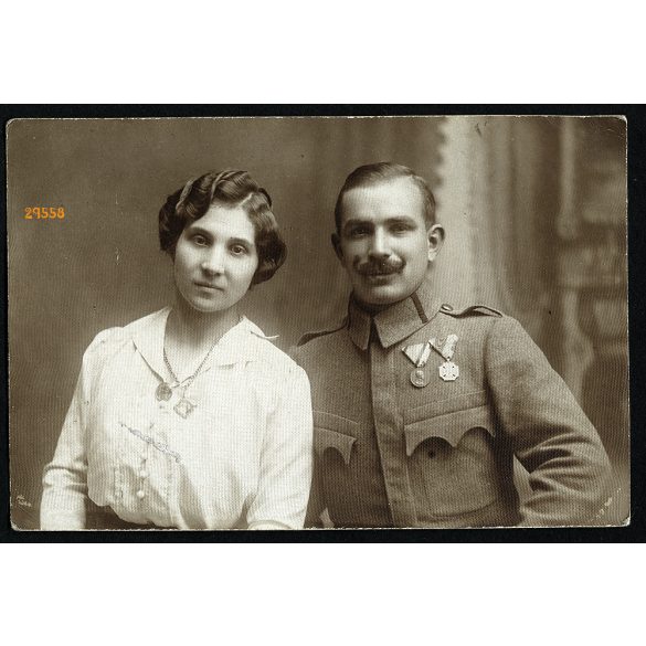 Németh műterem, Erzsébetfalva, házaspár, katona egyenruhában, érdemrendekkel, bajusz, 1. világháború, 1910-es évek, Eredeti fotó, papírkép.  