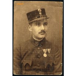   Magyar katona egyenruhában, érdemrendekkel, 1. világháború, 1910-es évek, Eredeti fotó, papírkép, felül törésnyom.   