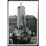 Forradalom, Budapest, Szabadság tér, Szovjet Hősi Emlékmű címerének eltávolítása, ötvenhat, 1956, 1950-es évek, Eredeti fotó, papírkép.   