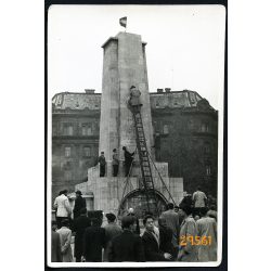   Forradalom, Budapest, Szabadság tér, Szovjet Hősi Emlékmű címerének eltávolítása, ötvenhat, 1956, 1950-es évek, Eredeti fotó, papírkép.   