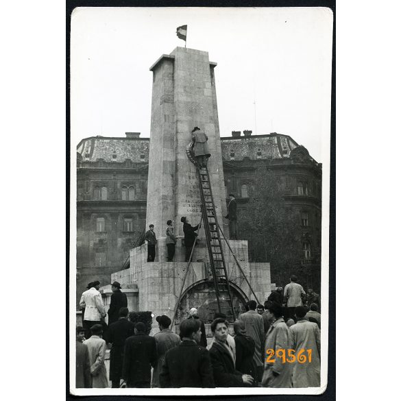 Forradalom, Budapest, Szabadság tér, Szovjet Hősi Emlékmű címerének eltávolítása, ötvenhat, 1956, 1950-es évek, Eredeti fotó, papírkép.   