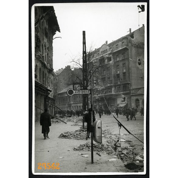 Forradalom, Budapest, Baross tér, Rákóczi út, buszmegálló, romos házak, ötvenhat, 1956, 1950-es évek, Eredeti fotó, papírkép.  