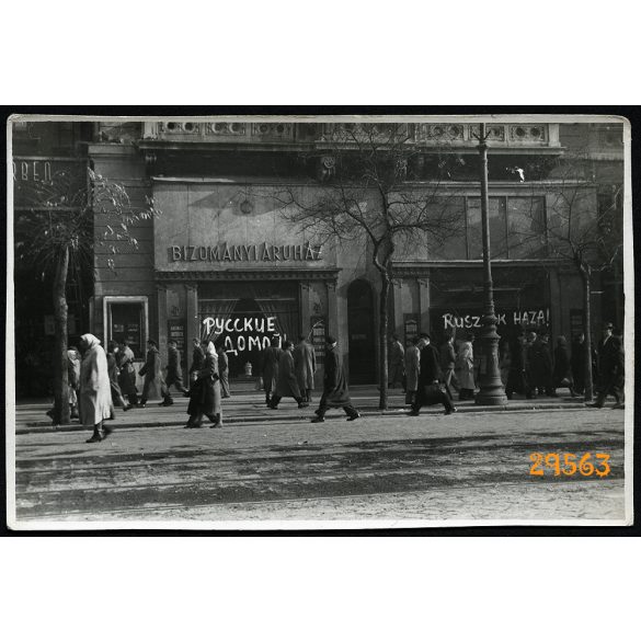 Forradalom, Budapest, 'ruszkik haza', klasszikus felirat egy Bizományi Áruház kirakatán, ötvenhat, 1956, 1950-es évek, Eredeti fotó, papírkép.  