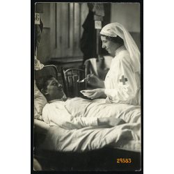   Katona(?)kórházban, ápolónő beteg férfit etet, vöröskereszt, 1. világháború,  1910-es évek, Eredeti fotó, papírkép.   