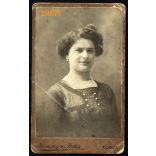 Jánossy és Botár műterem, Torda, Erdély, elegáns hölgy portréja,  1890-es évek, Eredeti CDV, vizitkártya fotó, alsó felén törésnyom. 