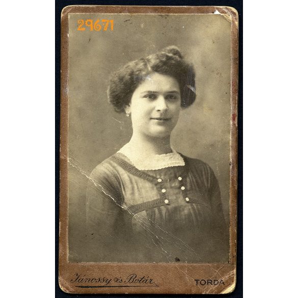 Jánossy és Botár műterem, Torda, Erdély, elegáns hölgy portréja,  1890-es évek, Eredeti CDV, vizitkártya fotó, alsó felén törésnyom. 