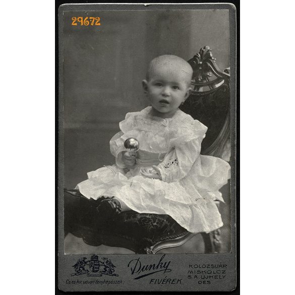 Dunky Fivérek műterme, Kolozsvár, Erdély, 'Ducika' csörgővel, játék, gyerekportré, 1890-es évek, Eredeti CDV, vizitkártya fotó. 