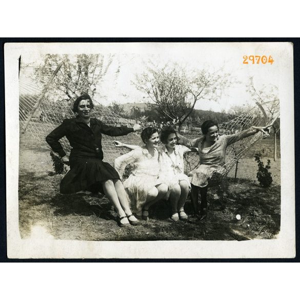 Pálvölgy, Budapest, elegáns hölgyek függőágyban, helytörténet, 1928, 1920-as évek, Eredeti fotó, papírkép.  