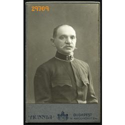  Hunnia műterem, Budapest, bajuszos férfi katonai (?) egyenruhában, portré, 1900-as évek, Eredeti CDV, vizitkártya fotó.  