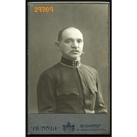 Hunnia műterem, Budapest, bajuszos férfi katonai (?) egyenruhában, portré, 1900-as évek, Eredeti CDV, vizitkártya fotó.  