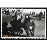 Magyar katonák Szászfenesen, Erdély, 2. világháború, egyenruha, falu, helytörténet, 1943, 1940-es évek, Eredeti fotó, papírkép.  