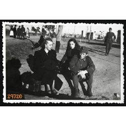   Magyar katonák Szászfenesen, Erdély, 2. világháború, egyenruha, falu, helytörténet, 1943, 1940-es évek, Eredeti fotó, papírkép.  