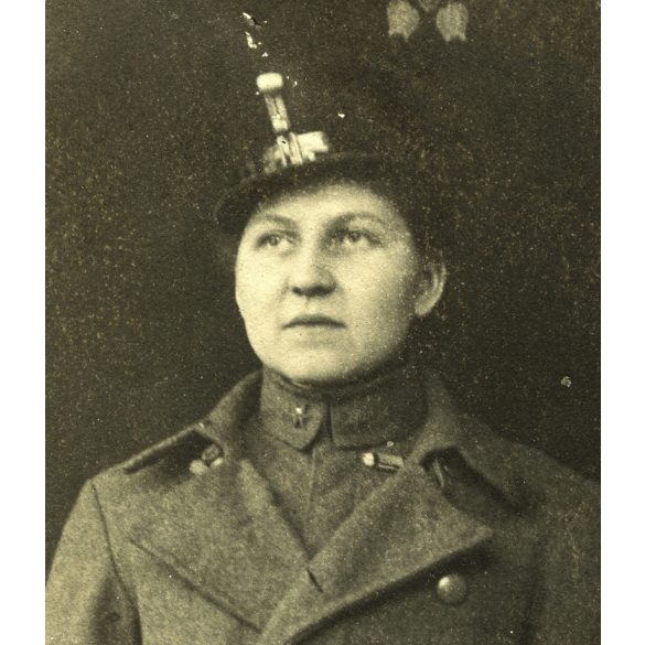 Elegáns hölgy katonai egyenruhában, 1. világháború, 1910-es évek, Eredeti fotó, papírkép.  