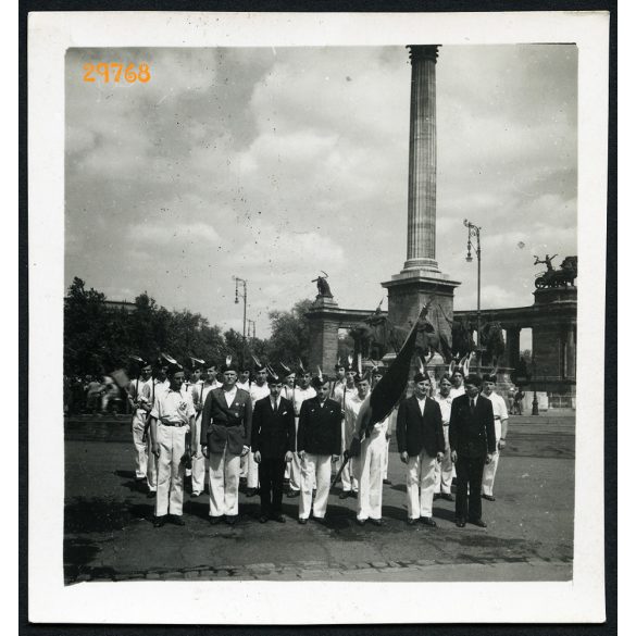 Budapest, Hősök tere, leventék egyenruhában, puska, zászló, kitüntetés, ünnep, város, 1930-as évek, Eredeti fotó, papírkép.  