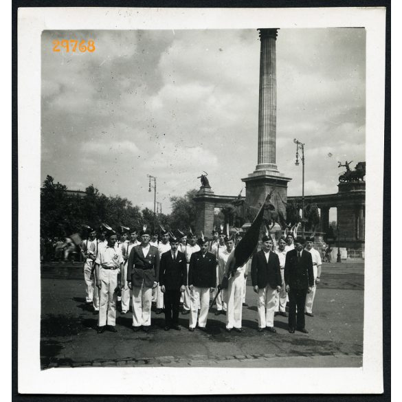 Budapest, Hősök tere, leventék egyenruhában, puska, zászló, kitüntetés, ünnep, város, 1930-as évek, Eredeti fotó, papírkép.  