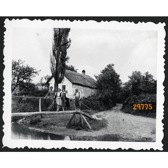 Kirándulók Csobánkán, híd a patak felett, falu, helytörténet, Pilis, 1942., 1940-es évek, Eredeti fotó, papírkép. 
