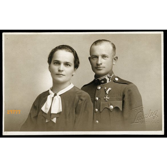 Lusztig műterem, Miskolc, katona feleségével, egyenruha, érdemrend, 1920-as évek, Eredeti fotó, papírkép. 