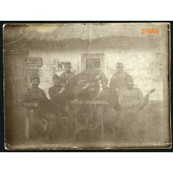  Magyar katonák mulatnak, harmonika, balalajka, egyenruha, bor, kocsma, 1. világháború, 1910-es évek, Eredeti fotó, papírkép.   