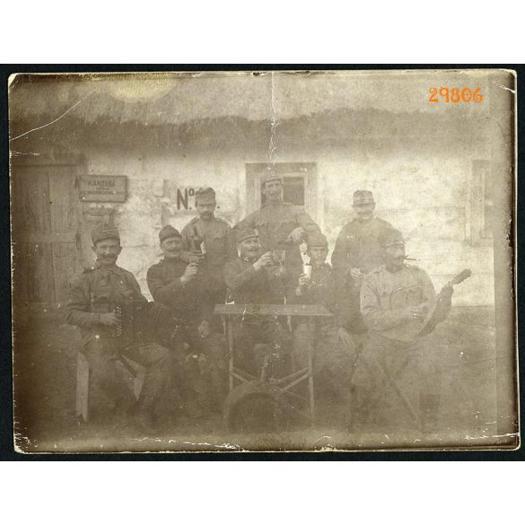 Magyar katonák mulatnak, harmonika, balalajka, egyenruha, bor, kocsma, 1. világháború, 1910-es évek, Eredeti fotó, papírkép.   