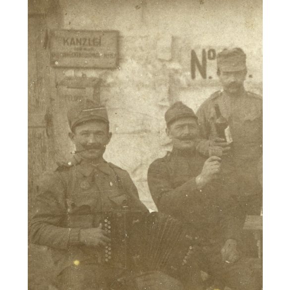 Magyar katonák mulatnak, harmonika, balalajka, egyenruha, bor, kocsma, 1. világháború, 1910-es évek, Eredeti fotó, papírkép.   