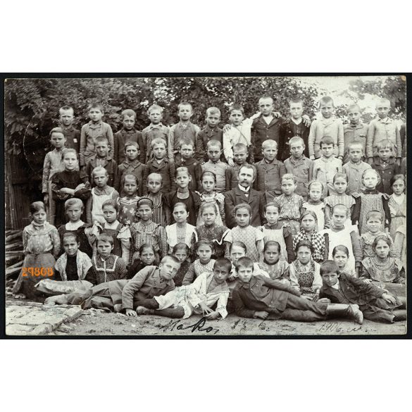 Iskolások tanárukkal, Makó, helytörténet, a képeslap-fotót Koncsek Géza igazgató írta meg és küldte el 1916-ban, de a fotó 1906-ban készült, valószínűleg Koncsek Géza van a kép közepén. 1900-as évek, 