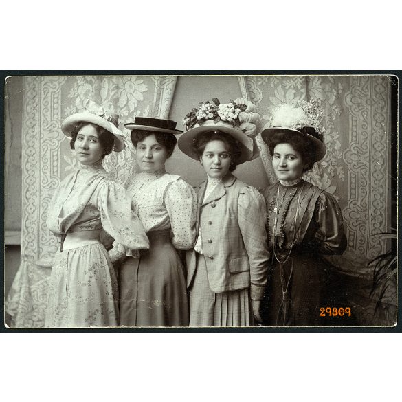 Nyírbátor, elegáns hölgyek kalapban, helytörténet, 1910, 1910-es évek. Eredeti fotó, papírkép Hodászra küldve.  