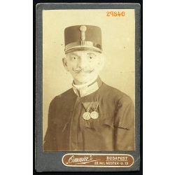   Omnia műterem, Budapest, férfi bajusszal, egyenruhában, érdemrendekkel, 1910-es évek, Eredeti CDV, vizitkártya fotó, alsó sarka sérült.  