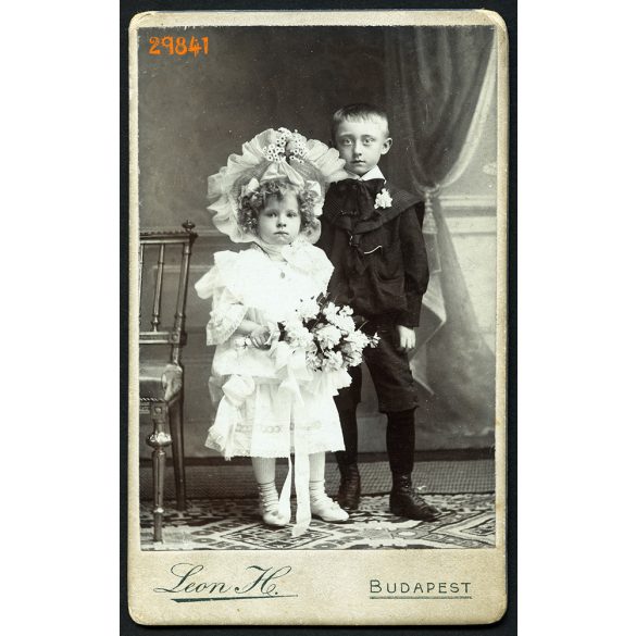 Leon H. műterem, Budapest, elegáns gyerekek, testvérek portréja, virág, különös ruha,1900-as évek, Eredeti CDV, vizitkártya fotó.   