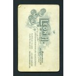 Leon H. műterem, Budapest, elegáns gyerekek, testvérek portréja, virág, különös ruha,1900-as évek, Eredeti CDV, vizitkártya fotó.   