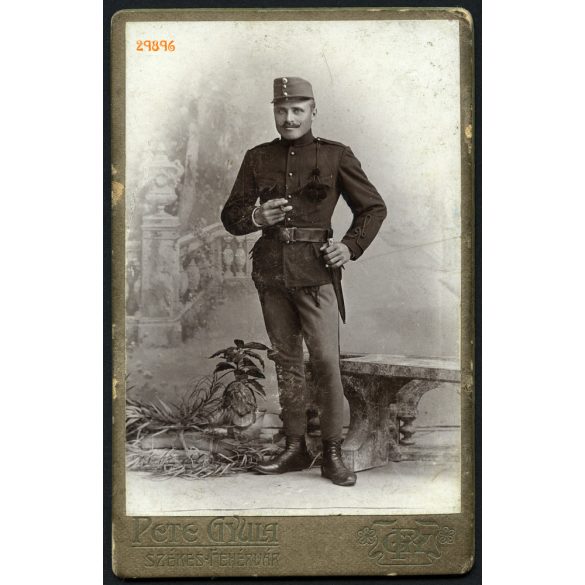 Pete műterem, Székesfehérvár, magyar katona szivarral, egyenruha, bajusz, festett háttér, 1900-as évek, Eredeti CDV, vizitkártya fotó. 